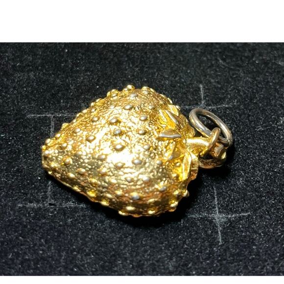 Vintage Gold Tone Strawberry Pendant Unmarked Textured Fruit Charm Jewelry - Picture 2 of 8